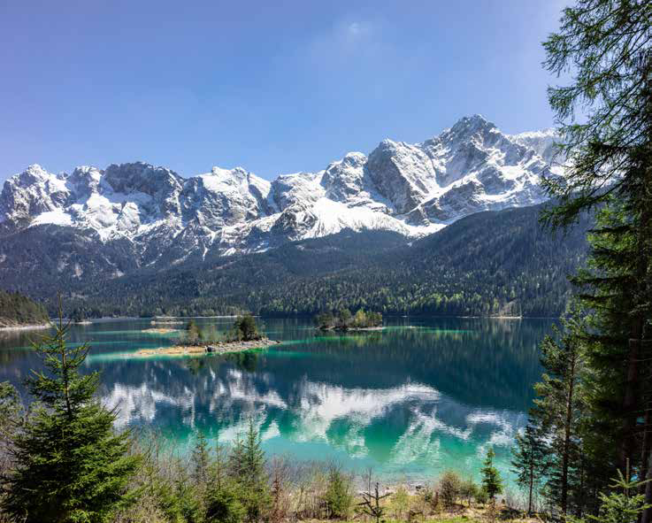 Bergsee mit verschneiten Gipfeln